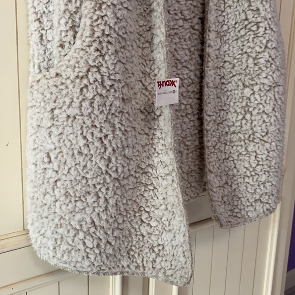 NWT Hooded Sherpa Vest - Picture 3 of 4